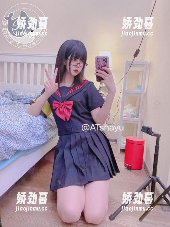 自拍的真谛：AT鲨与温迪的亲密接触，分享原图巧妙时刻。