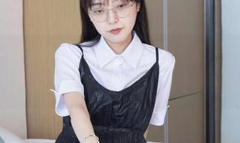 BoBoSocks袜啵啵 – 小甜豆的写真，网盘上短黑丝的轻盈，眼睛都不舍得移开！