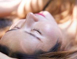 MiiTao蜜桃社 – E杯奶茶学妹图集又来了：标准少女气息却无端让人心慌？