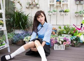 UGirls尤果网 – 在筱慧的私房里，作品和美脚的缠绵