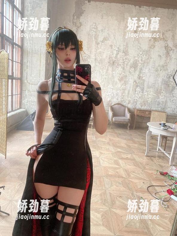 我在想，Vinnegal的Raven乳胶内衣资源，配什么背景会更有氛围？