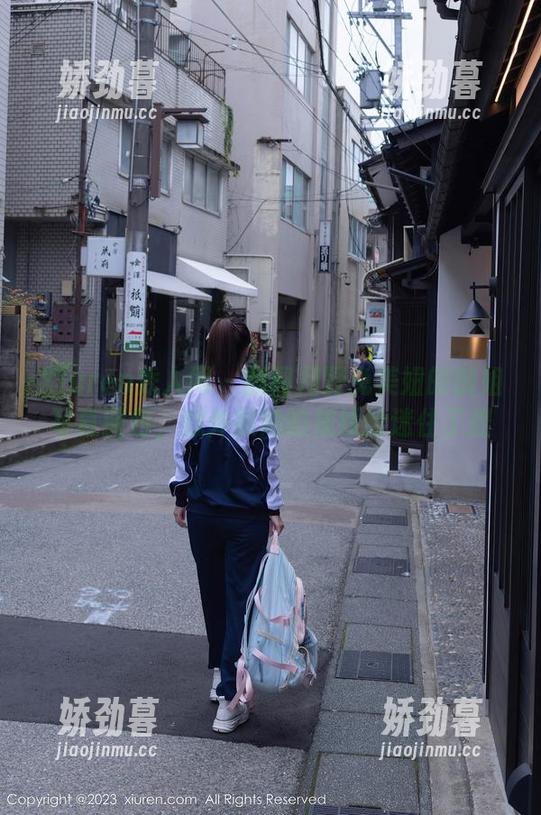Xiuren秀人网 - 翻阅月野兔美妞的御姐写真图包，意外被她的视线给迷住了捏