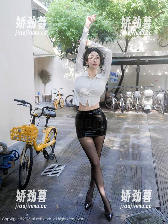 Xiuren秀人网 - 户外写真大冒险：杨晨晨sugar说她遇见了一只松鼠，想给自己设个新目标！