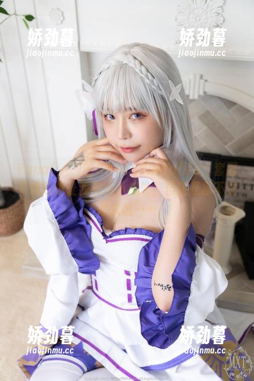 Yuna(윤아)的SAINTPhotolife：套图下载好像让我有点小尴尬，但还是忍不住想试试……