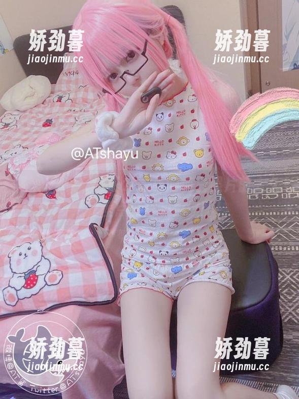 真心奉劝，别在at鲨鱼的纯白照片前太久，我差点被她的美迷醉！