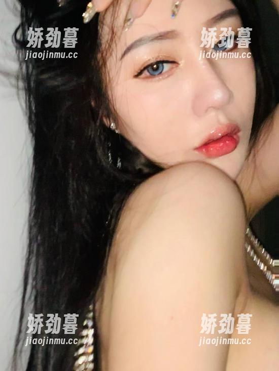 微密圈 - 别眨眼，最新图片里的不爱笑的赛琳兔女郎，完全吸引人无奈扑空的目光。