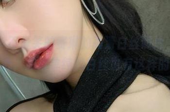 微密圈 – 不爱笑的赛琳的高清白丝照片，看得我有点分心，原来单纯的白丝也有这样的力量。