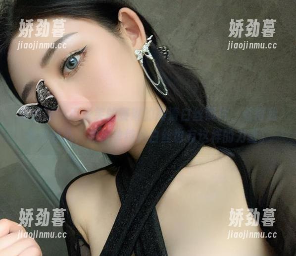 微密圈 - 不爱笑的赛琳的高清白丝照片，看得我有点分心，原来单纯的白丝也有这样的力量。