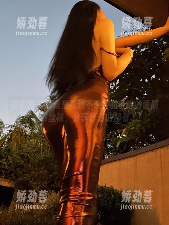 微密圈 - 图集里看到不爱笑的赛琳的西服与渔网丝袜，分享什么的都有了！