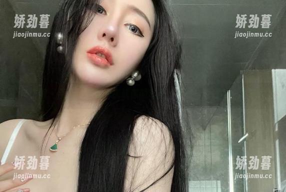微密圈 - 不爱笑的赛琳挑战你的审美：美图与性感的一场游戏