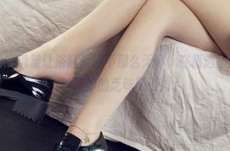 丽柜 – 终于，潘潘让浴缸显得不那么无聊，在精选图片里展现了一种绝妙的乏味吸引力。