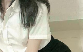 更新一下，倦倦喵短裙写真：飘动中透出的慵懒气息。