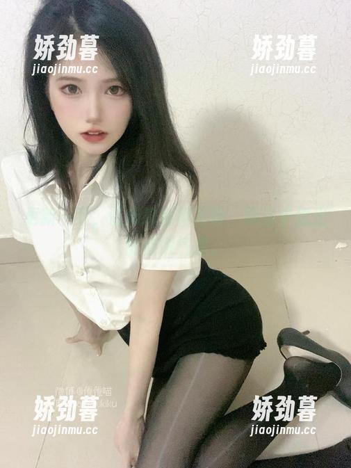 更新一下，倦倦喵短裙写真：飘动中透出的慵懒气息。