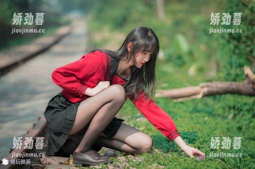 在线图集里，兔玩映画的细腿窗口惊奇，看了想和窗外的风说说话。
