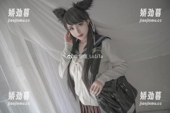 每一张塔塔_Lo1iTa黑色美图，都有种不自觉的拉扯力，眼睛忍不住想要多盯一会儿。