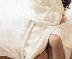 头条女神 – 刘雨露泳池私房图包：别说我没提醒，你会一眼不舍得移开