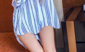 头条女神 – 小小鱼在泳池里撒欢儿，高清图片里满是俏皮倩影