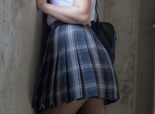 来吧！在“少女秩序”的白丝米色短裙写真里，似乎能发现一个不太正经的下载角落。