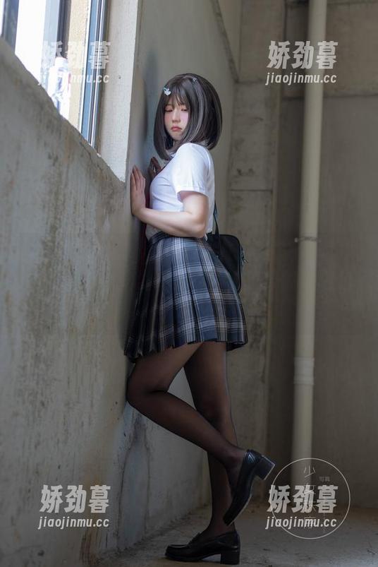 来吧！在“少女秩序”的白丝米色短裙写真里，似乎能发现一个不太正经的下载角落。