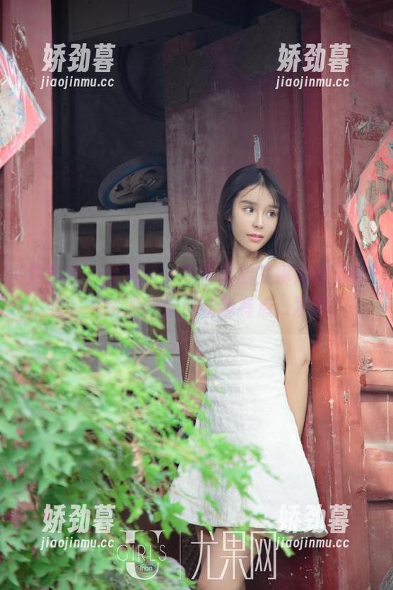 尤果网 - 说实话，原图里的艾琳娜在玩修女，气质满分但也让我有点...发懵。