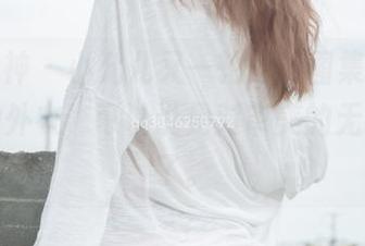 梦丝女神 – 小允儿又一轮最新图集，披上绿绿的外衣，可以说是对审美的无聊挑战了。
