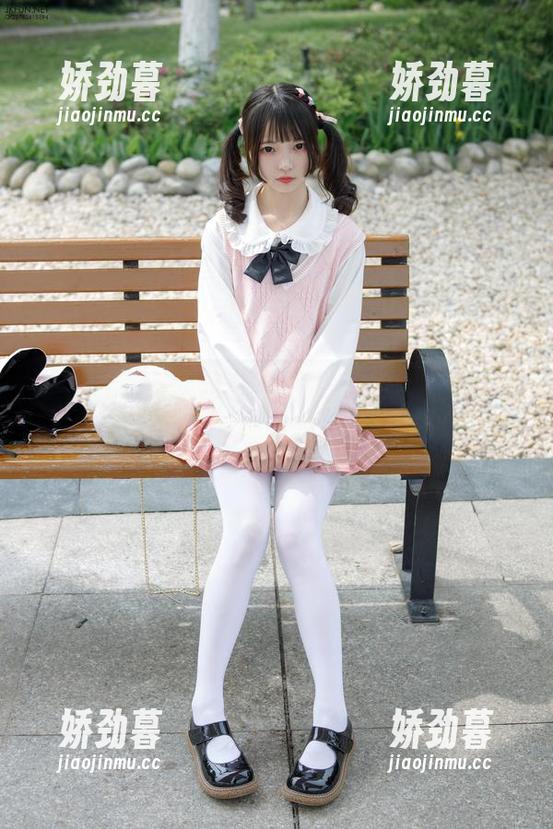 喔，森萝财团的白丝少女，一看就是全套好东西，下载速度立马上升！