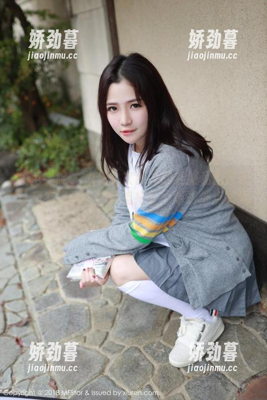 模范学院 - 为什么文静儿的礼服私拍原图让我有错觉，她就能把整个场景都点亮呢？