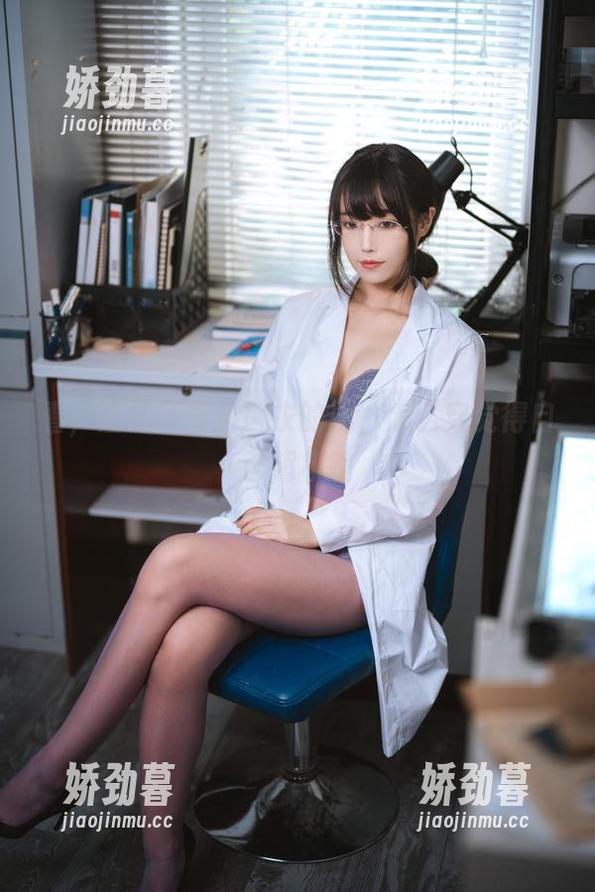 看，汪知子最新风衣的ls，怎么穿觉得自己超模呢