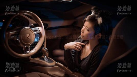 短裙和爱老师phd的cos组合，你难道不觉得有点俏皮吗？记得更新