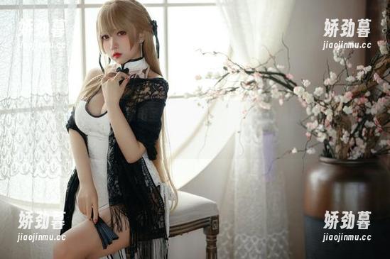 最新写真集大揭晓，猫田圣奈奈用校服演绎“青春烧脑大作战”，自带回忆滤镜。