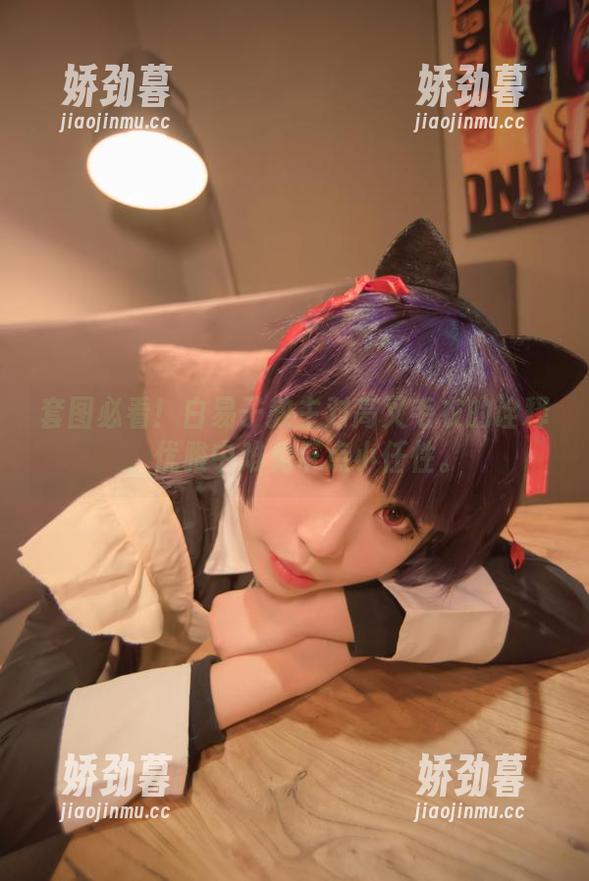 套图必看！白易子教主对高叉毛衣的诠释，优雅中难免带点小任性。
