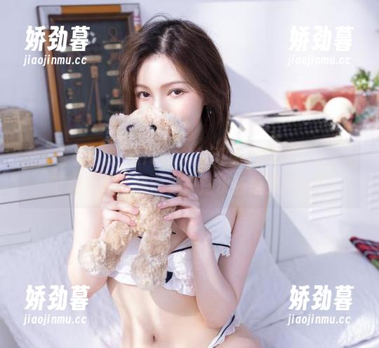 走，看看白露Bululu的泳池图包精选。这水面下藏着什么秘密？只是水还是另外的？