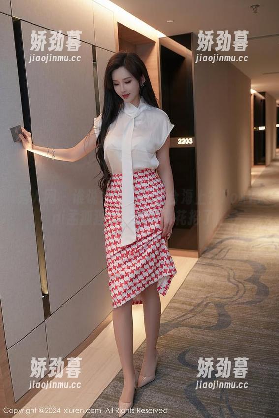秀人网 - 谁说水手服只适合海上？FoxYini孟狐狸在图集中耍花招了！