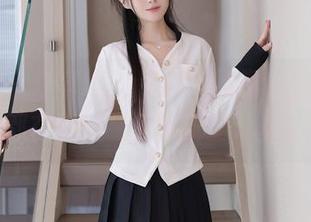 秀人网 – 分享lingyu69礼服套图，每一帧都在说：‘何必那么认真！’