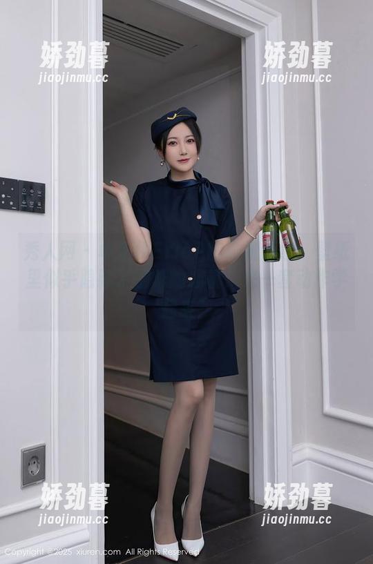 秀人网 - 卓芷伊EricA的瑜伽创意：壁纸里似乎隐藏了别样的心机，来一套动作学起来？