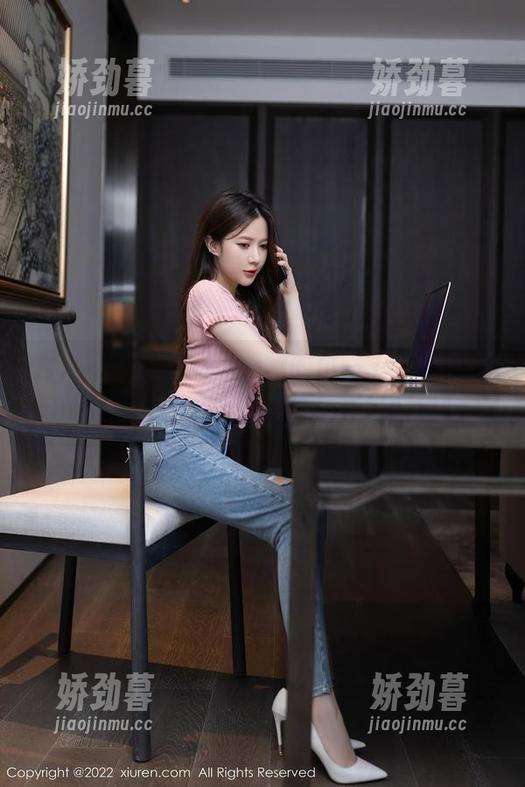秀人网 - 应该叫“无聊的日常”，戴允祺zoe图包分享，话说这姿势还挺耐看的？