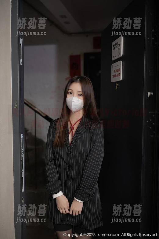 秀人网 - 制服的静谧与果儿Victoria的灵动：无圣光图片的逗趣时刻