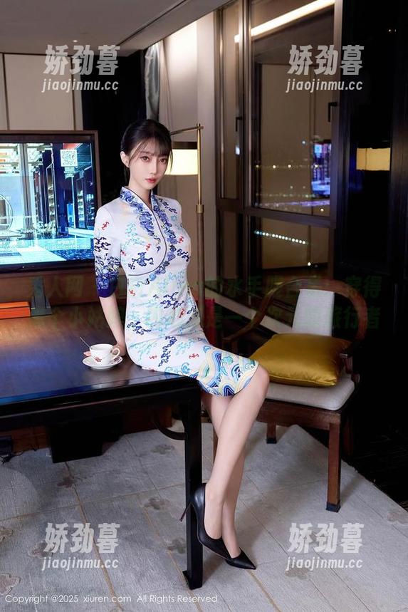 秀人网 - 白白Alina的水手服合集：穿得像个小姑娘，内心却是一个次元的旅行者