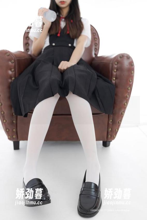 紧急企划-一只喵喵梓 紧急企划 - 一只喵喵梓与黑丝制服,套图中度一丝不苟的优雅感。