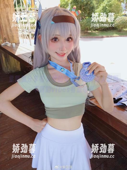 紫氯氯分享赛贝丝的写真，时而迷人时而不羁的vibes有点奇怪