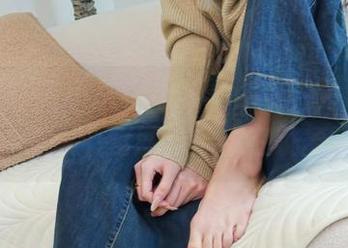 绮梦摄影 – 小关这组美足图包，分享图里的每一个角度，都像在跳舞～