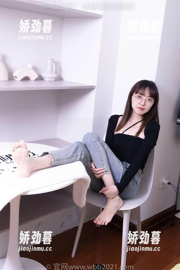 袜啵啵 - 苏苏怎么就让裸足变得这么有意思，照片中的每个细节都是个新发现。