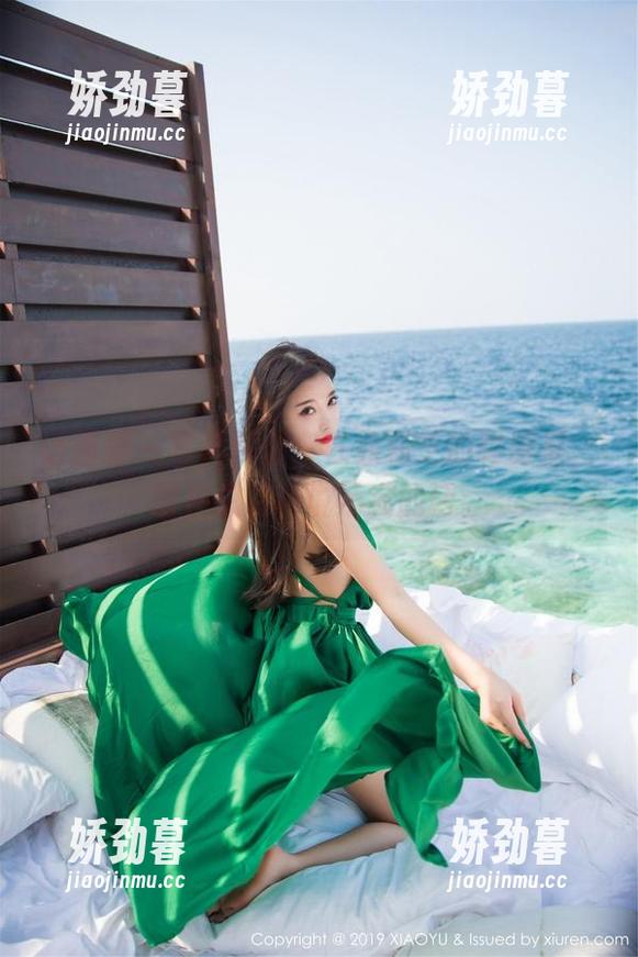 语画界-徐莉芝 语画界 - 写真聚焦:在徐莉芝的制服里,眼神总有种说不完的话。