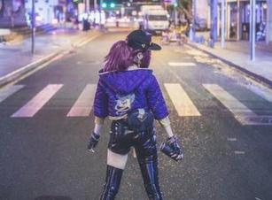 阿薰kaOri说黑太子是个“低调奢华”，谁让她的图册让我一直偷偷想要出门买件黑色的衣服呢？
