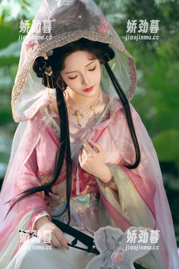 雯妹不讲道理写真：穿上绵羊白，感觉世界都在轻声细语