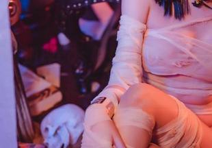 雯妹不讲道理cos兔女郎，真是模糊的欲望，不知道是在拍照还是在引诱？