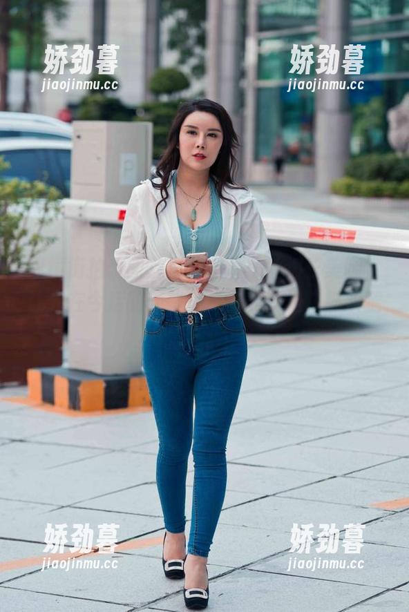 魔镜街拍：图片里的超薄黑丝细长美腿，让我在今后的晚餐里，都能梦见“那双腿”。
